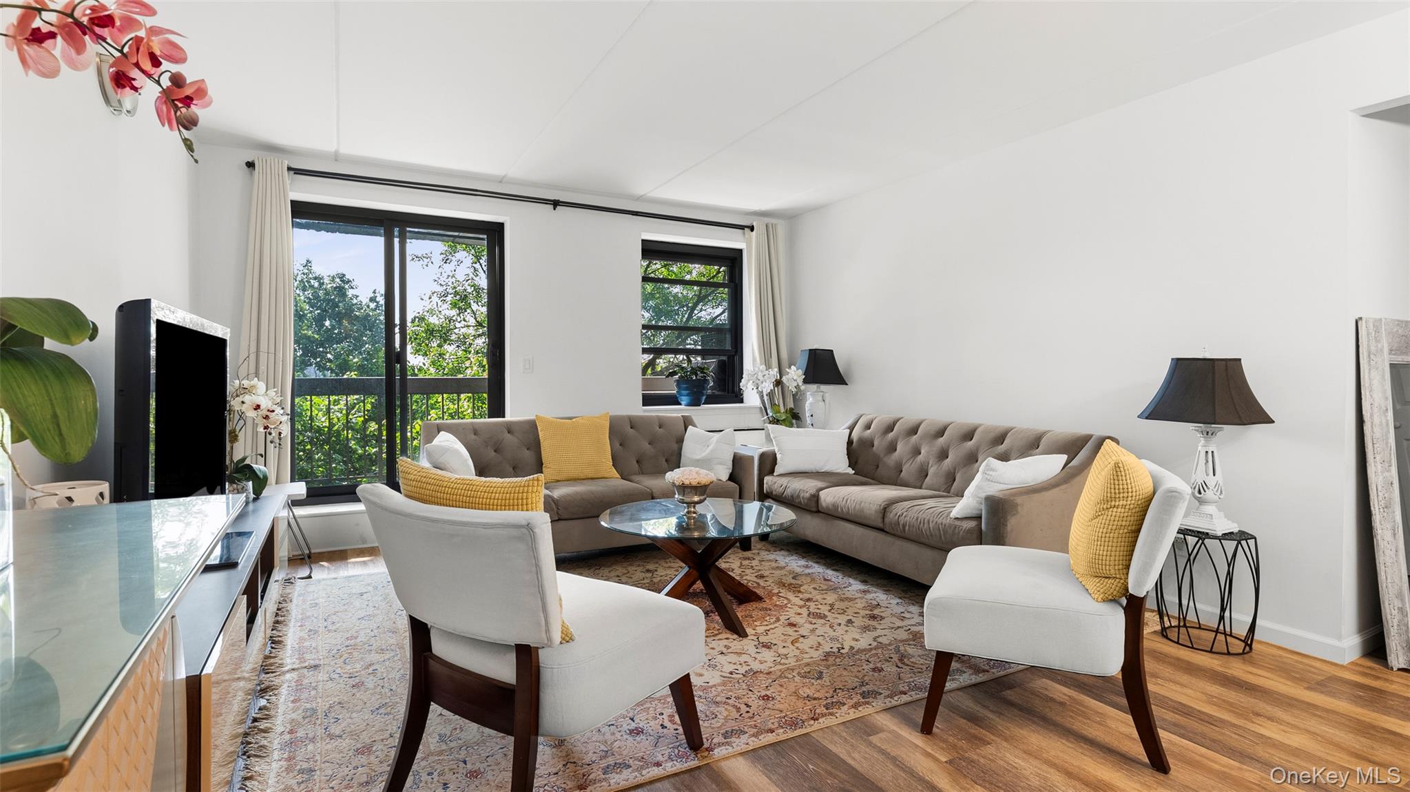 Commuter’s Dream! 24/7 Gated Community Living.

Welcome to this sun-dr...