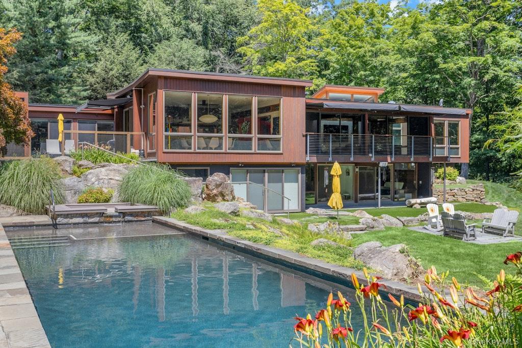 The Epitome of Mid-Century Modern Architecture: Streamlined wood and g...