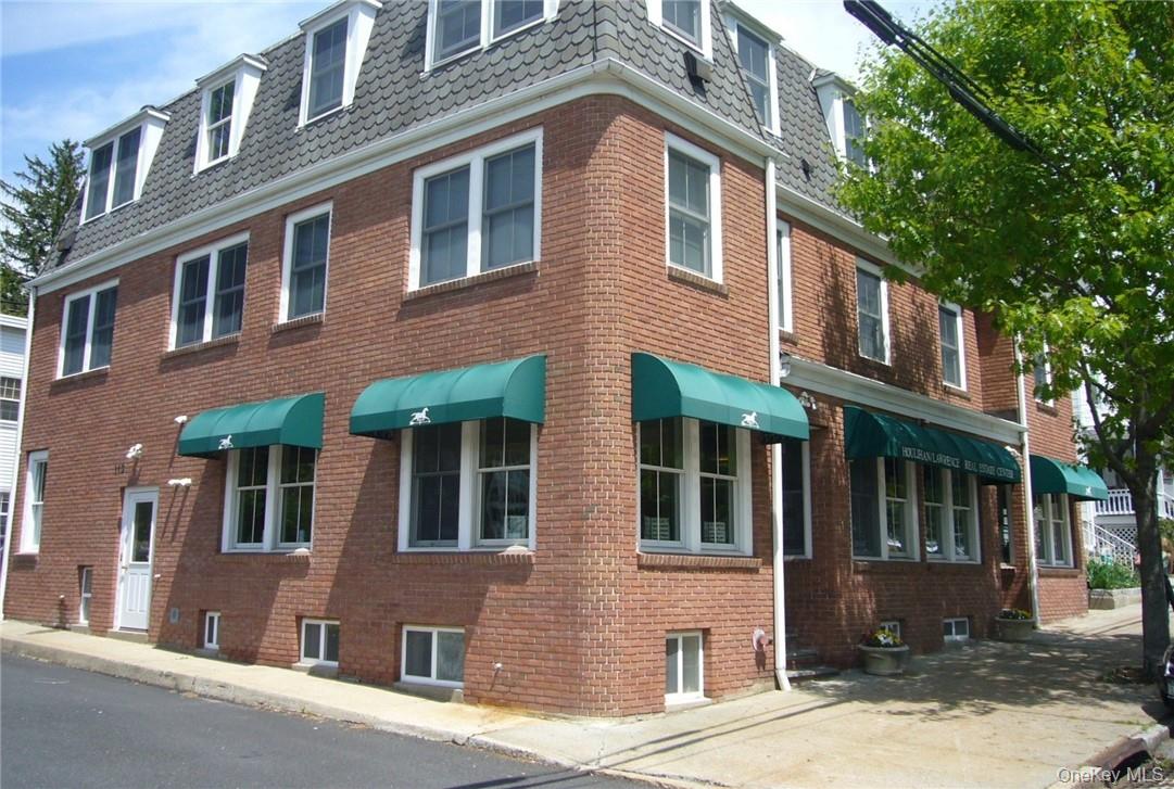 Don't miss this lovely two-bedroom apartment in the heart of Irvington...