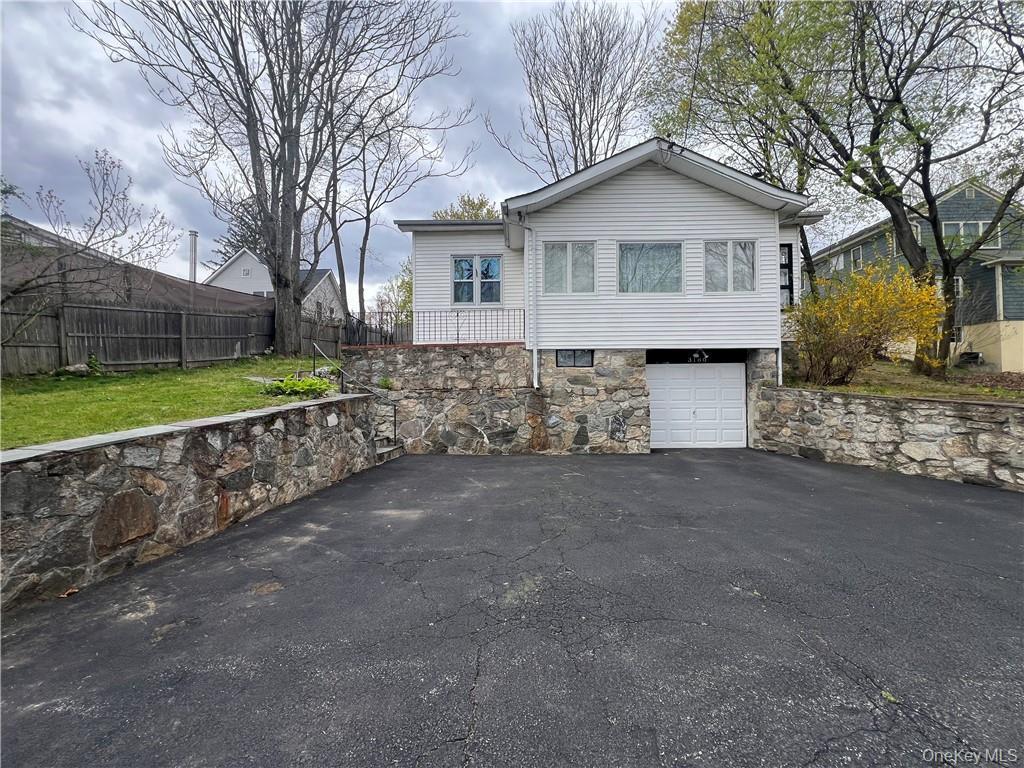 Welcome to 3180 Lincoln Dr. LAKE RIGHTS! This cozy rental is all you n...