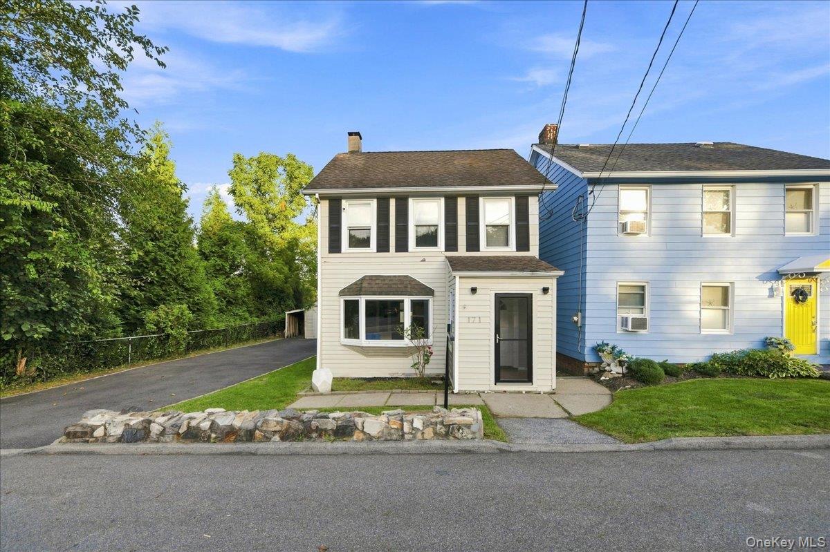 Charming and move-in ready single-family colonial in desirable Verplan...