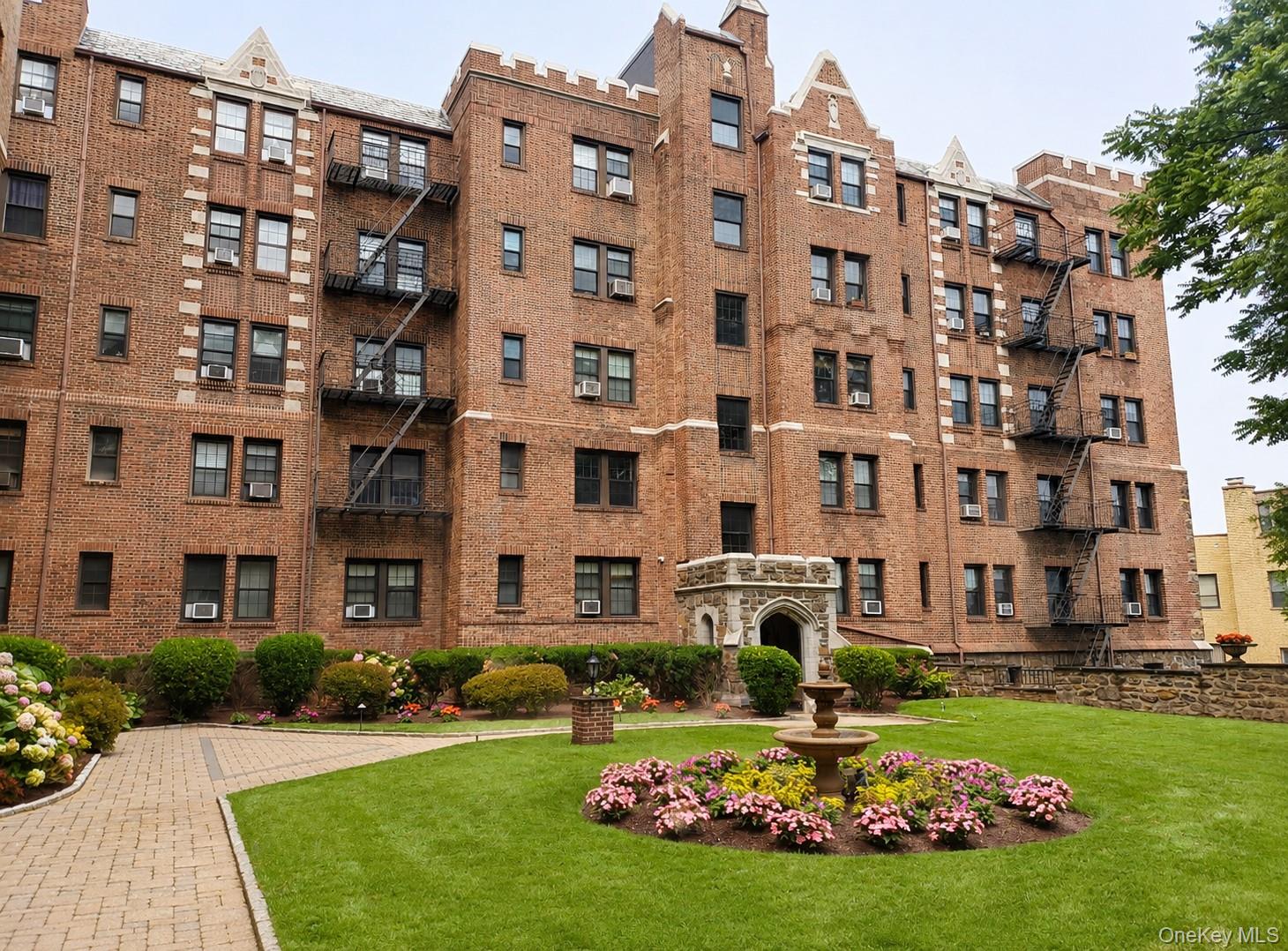Welcome to Saxon House, a beautifully maintained pre-war building loca...