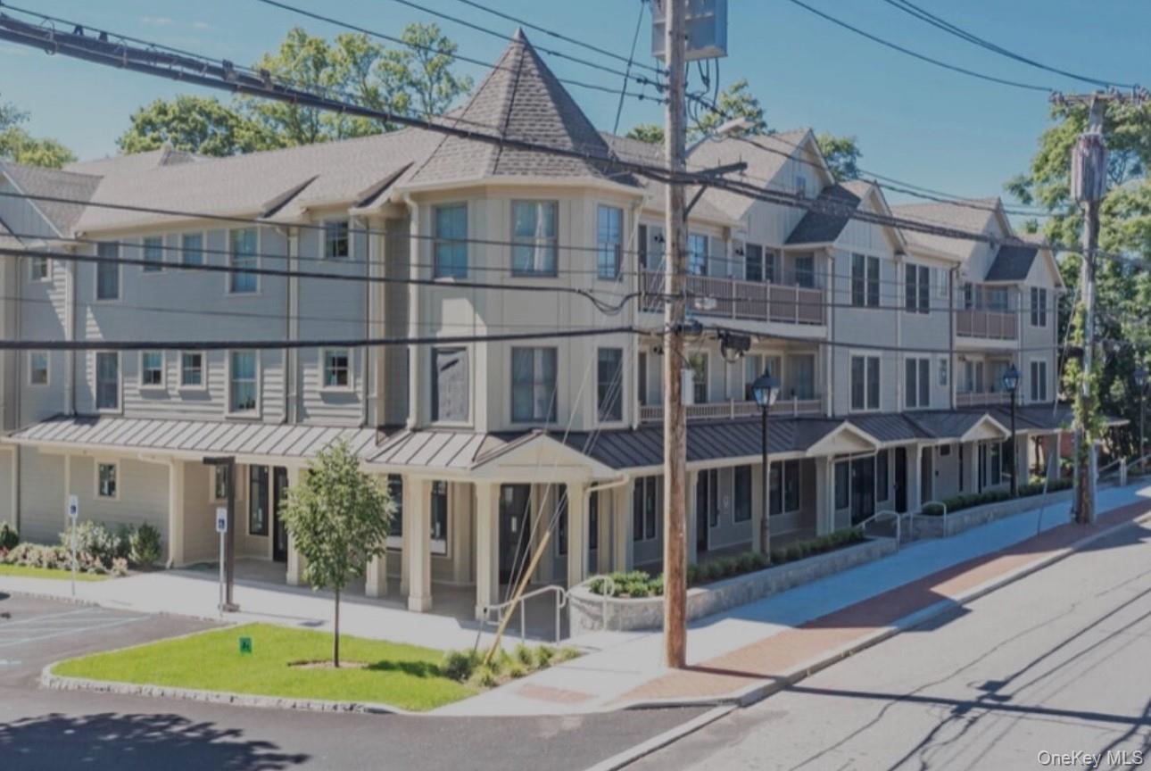 This lovely 2 bed 2 bath end unit features an EIK with glamorous moder...