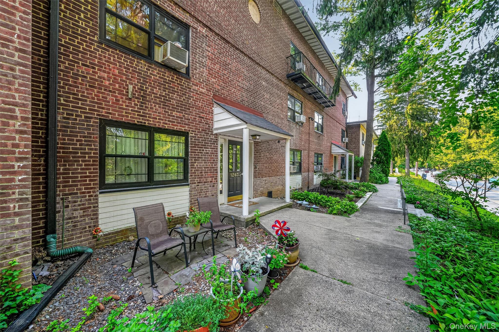 Spacious 2-bedroom duplex in Interlaken Gardens in Eastchester. This t...