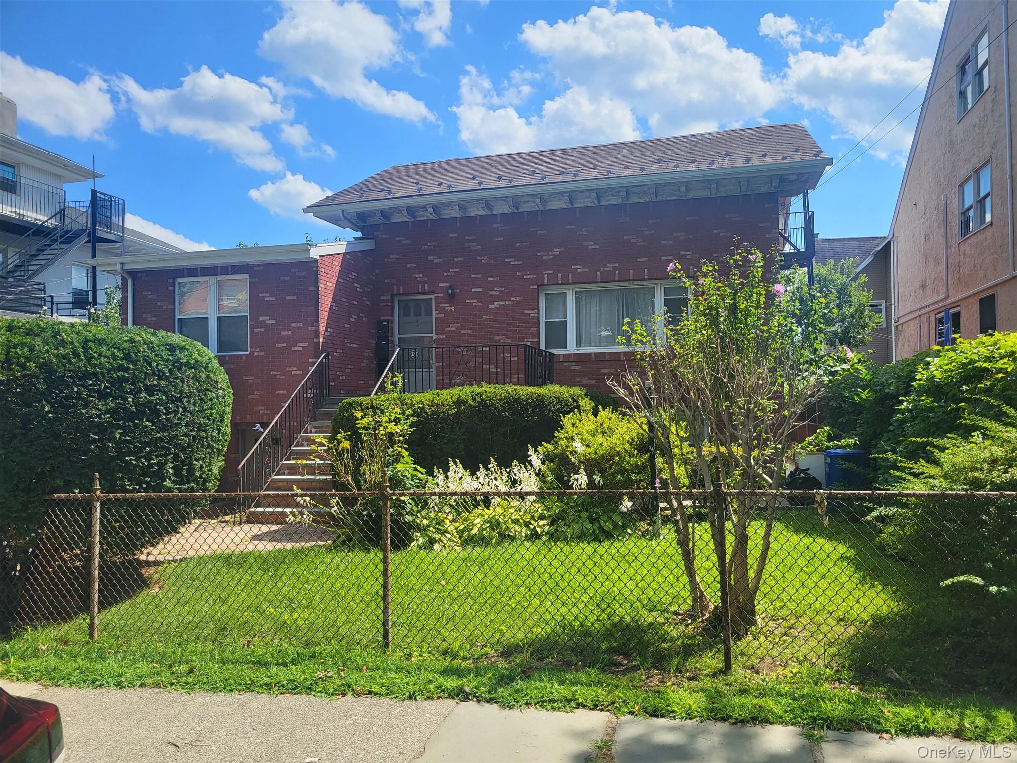 This sunny 2 bedroom unit is on a tree lined street in the Fleetwood s...