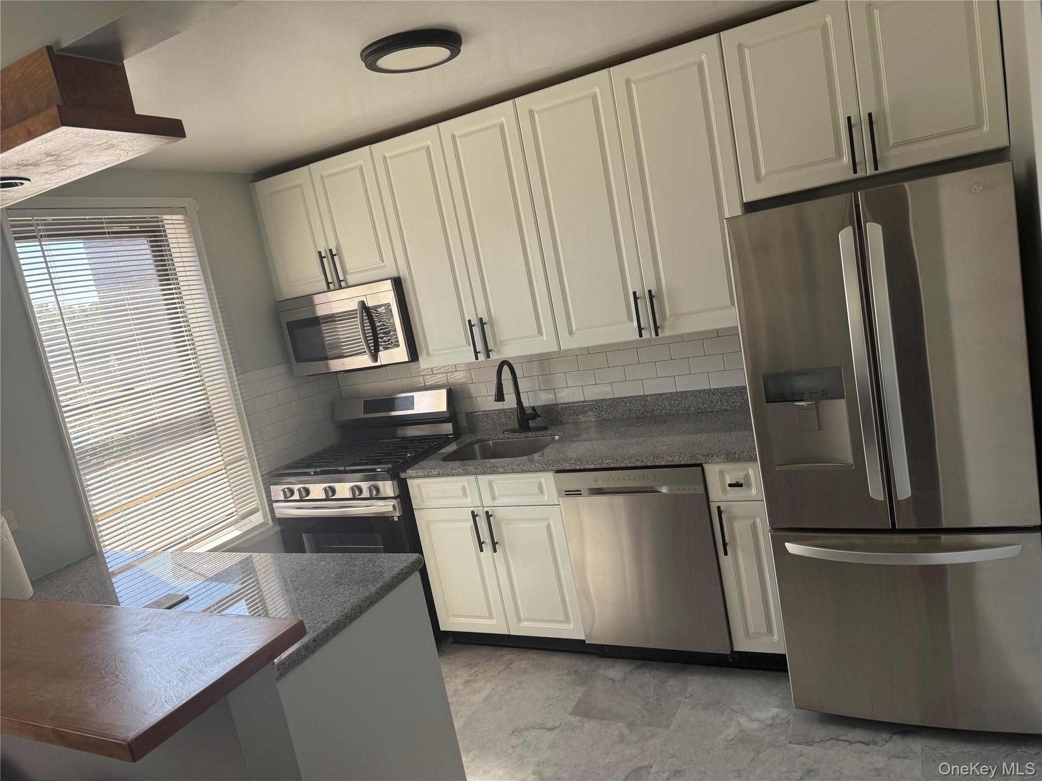 Spacious  one bedroom apartment in an elevator bldg.   Large living ro...
