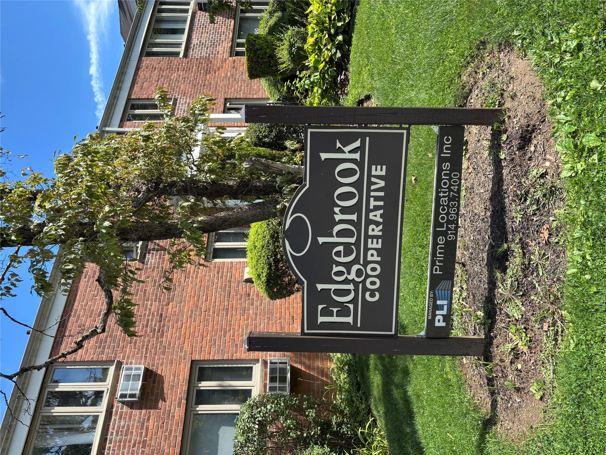 Charming 2-Bedroom Corner Co-Op in Prime Location!
Welcome to this bri...