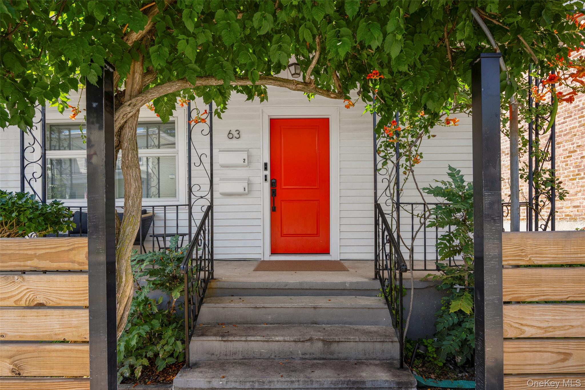 Ideally located in the heart of Tarrytown, this bright and charming 2-...