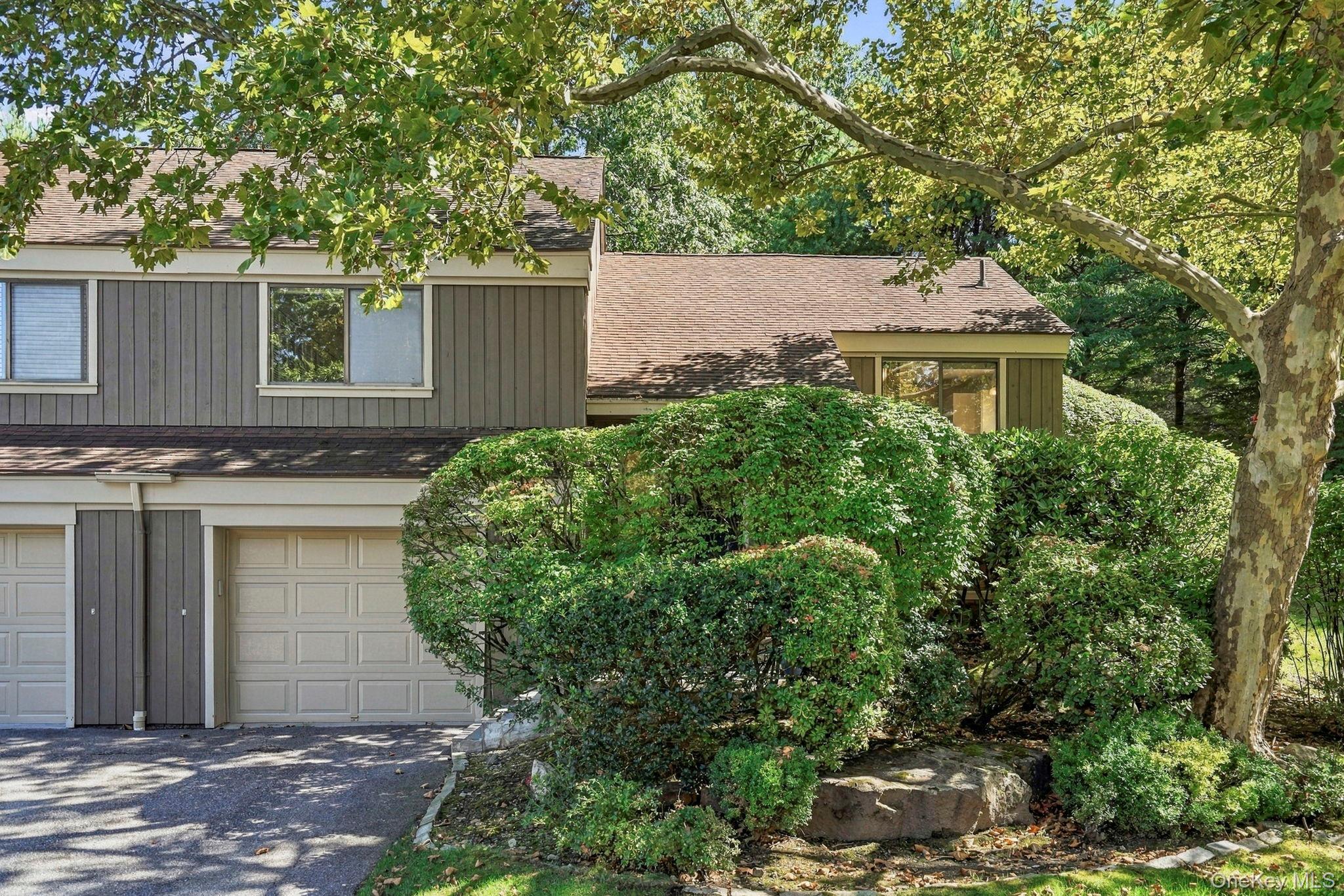 Welcome to this bright and sunny Fairview end unit in Heritage Hills!...