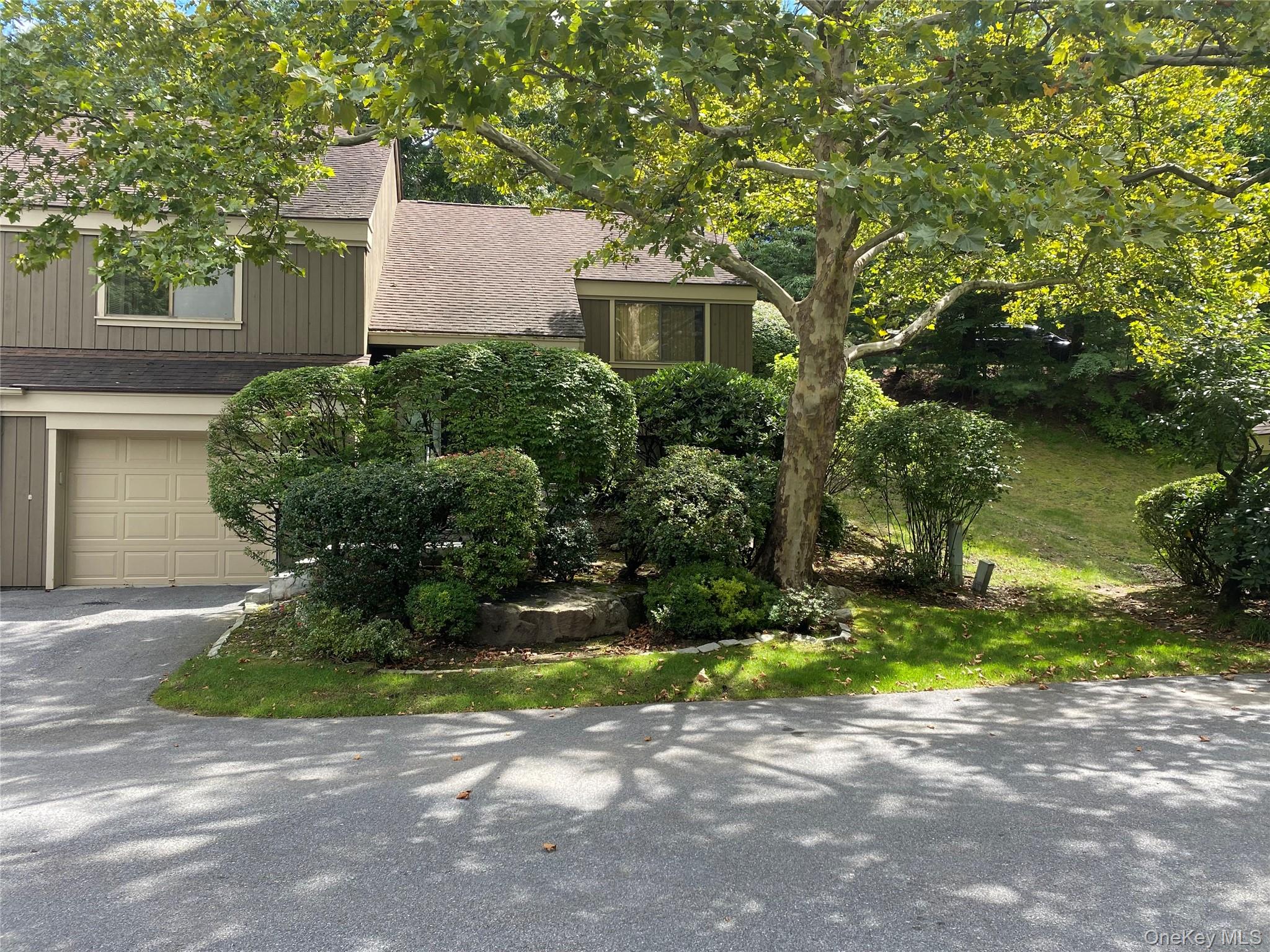 Welcome to this bright and sunny Fairview end unit in Heritage Hills!...