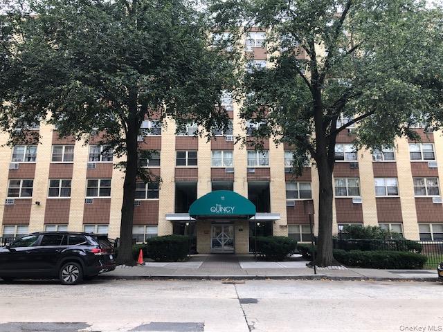 Large one bedroom apartment in a prime location. within walking distan...