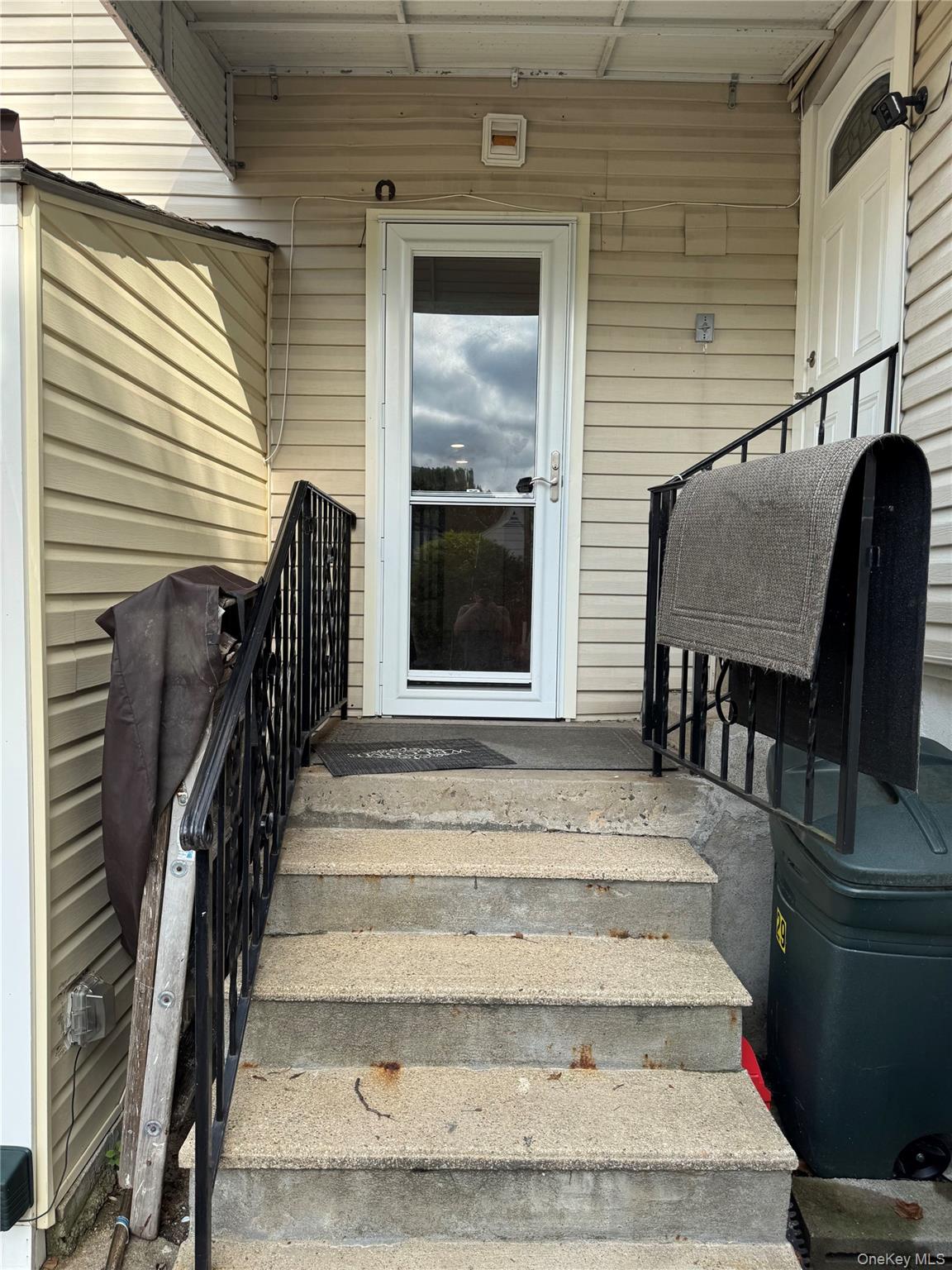 Cozy and pleasant studio apartment in lower level of duplex home.