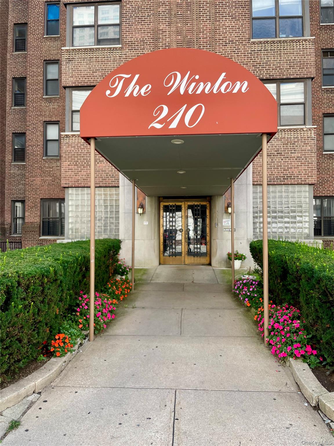 210 Martine Avenue #5D offers a bright, 1-bedroom unit in White Plains...