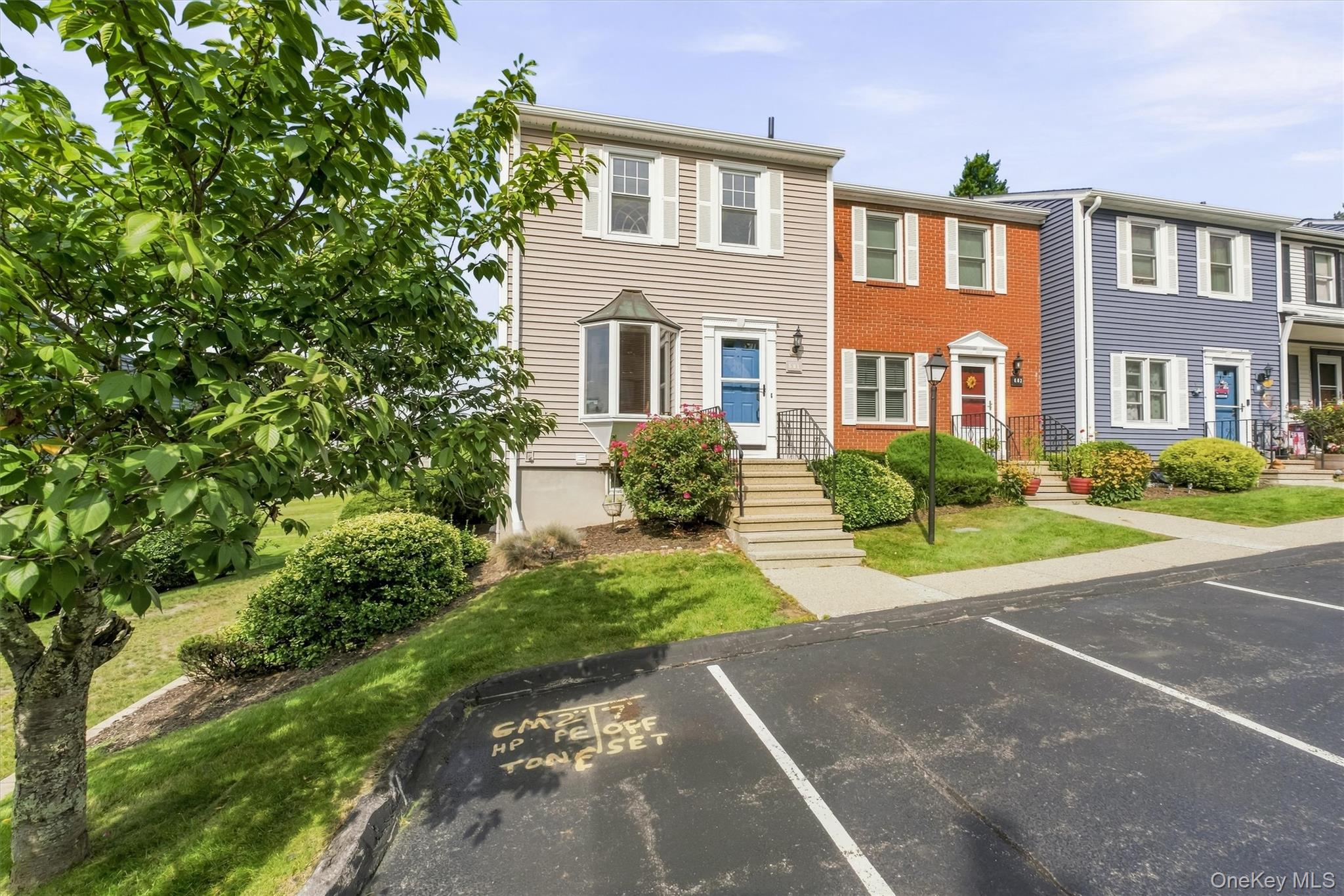 Welcome to Greenacres! This beautifully maintained end unit townhouse-...