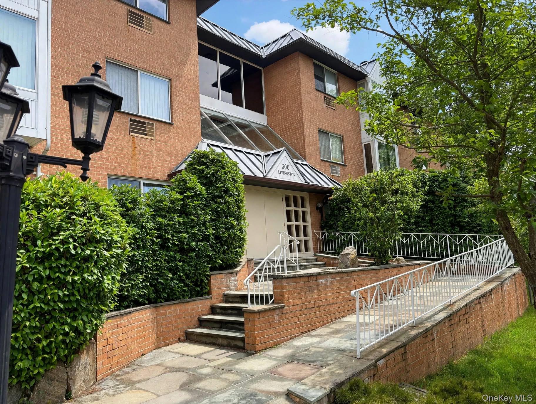 A One-Bedroom Dream in the Heart of Mamaroneck This spacious and beaut...