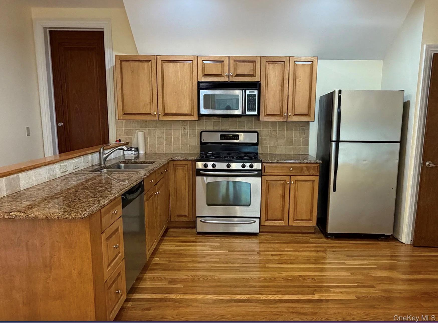 Spacious 2-Bedroom Apartment in Private Thornwood Estate | Utilities I...
