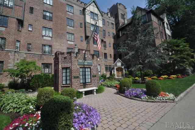 Come see this beautiful 2 bed, 2 bath. This DOG friendly apt is a shor...