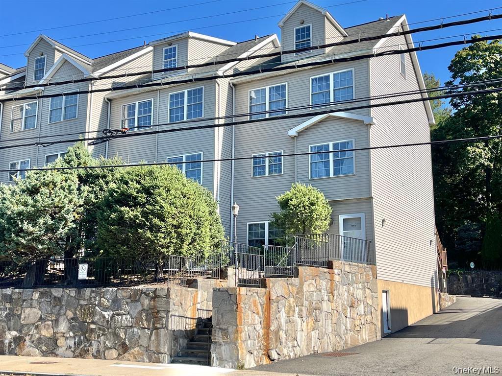 1st Floor 1 Bedroom Townhome - Located In White Plains. Open Kitchen w...