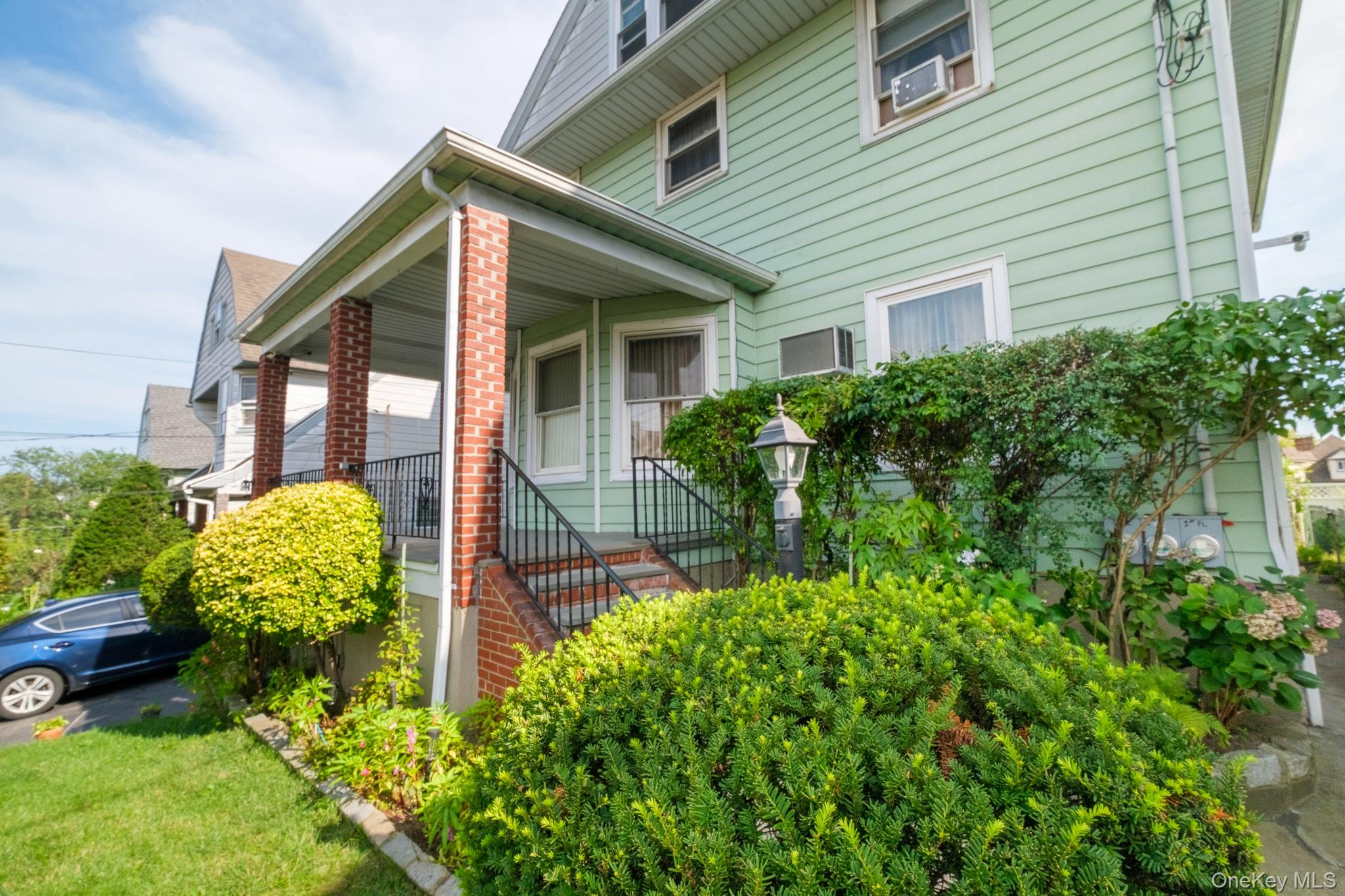 Freshly updated top-floor two-bedroom apartment in a convenient Fleetw...