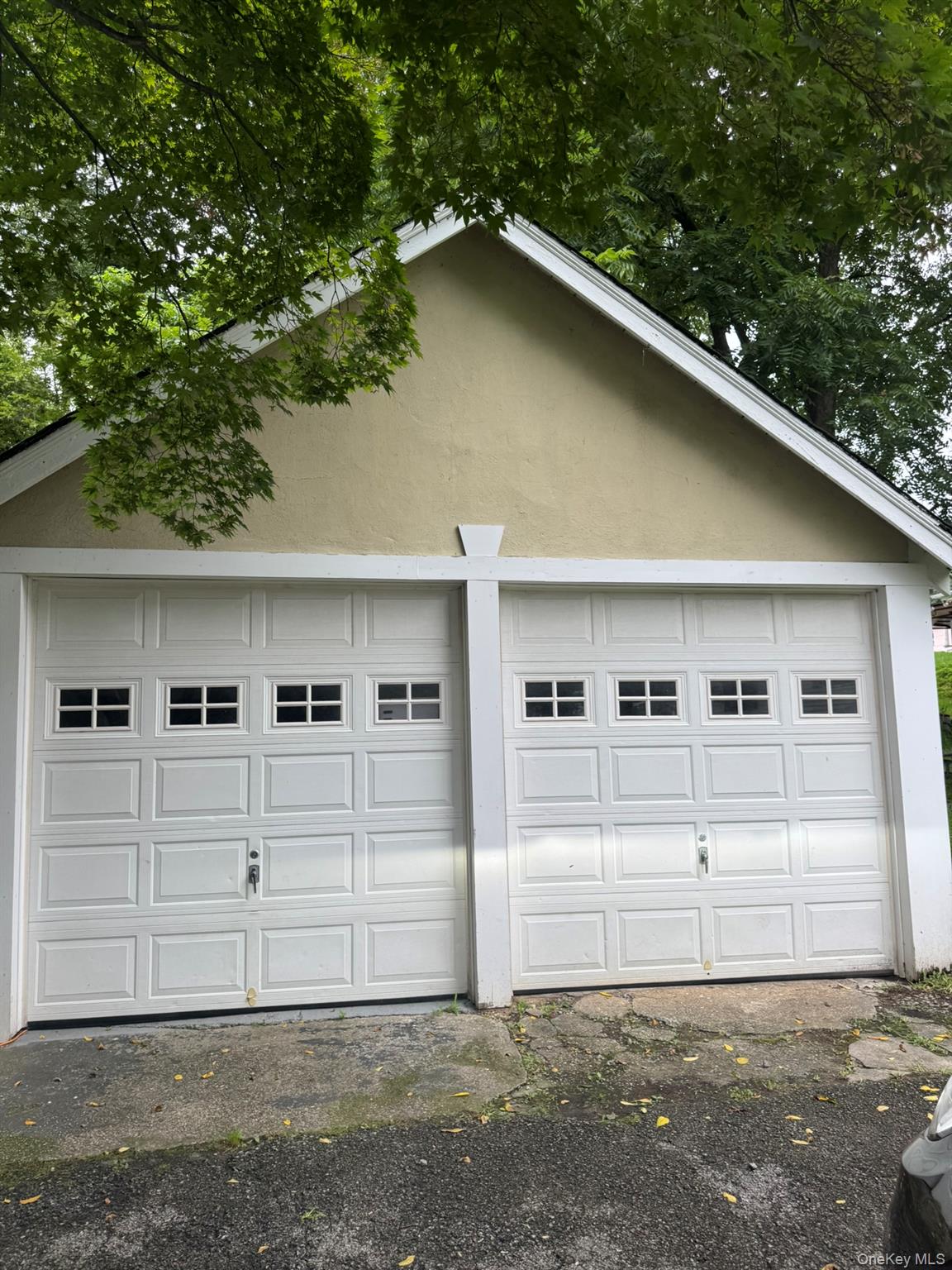 One bay garage available in Verplanck, NY. Includes electricity. No ca...
