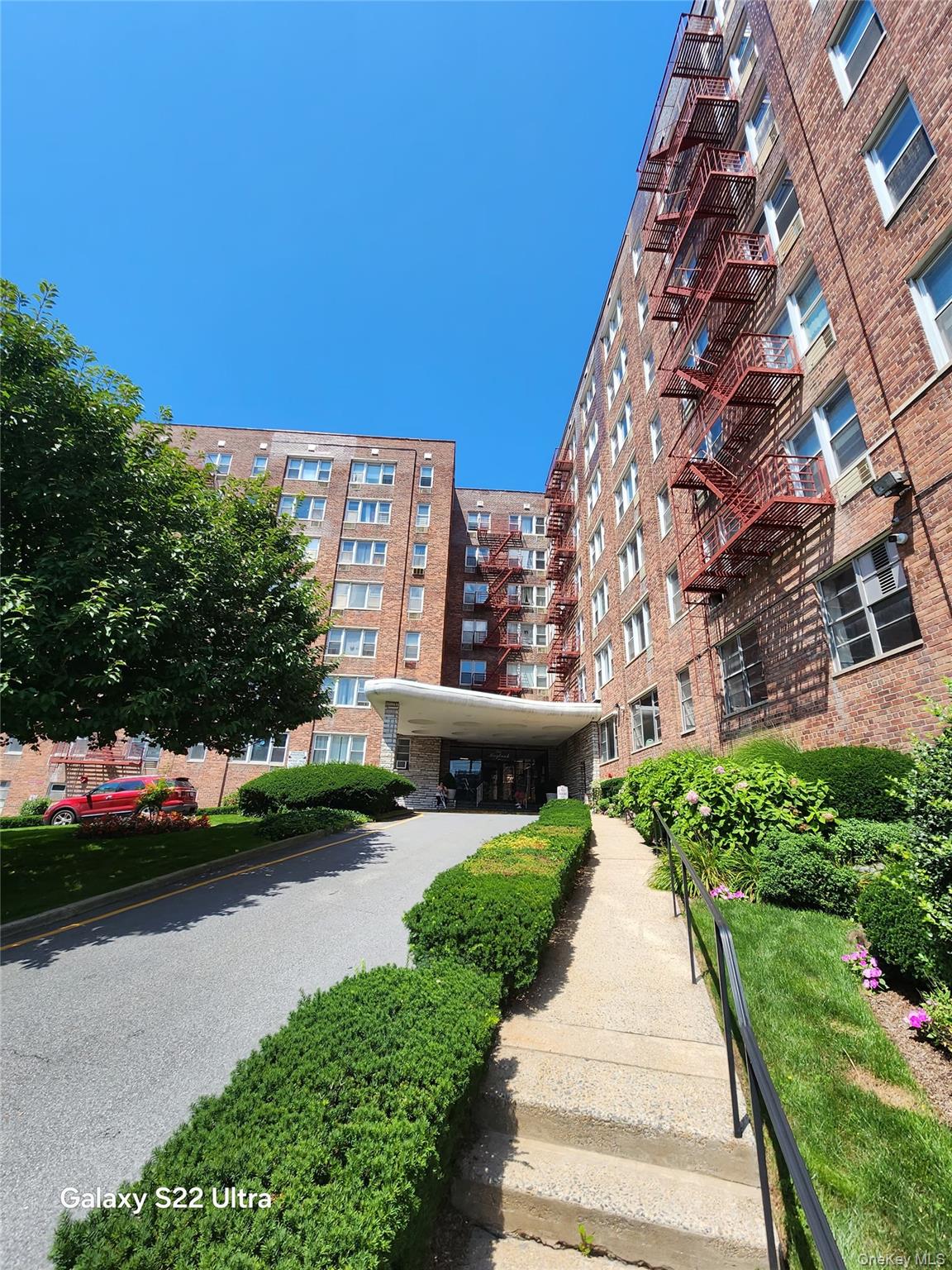 Move right into this beautifully renovated and spacious 1-bedroom apar...