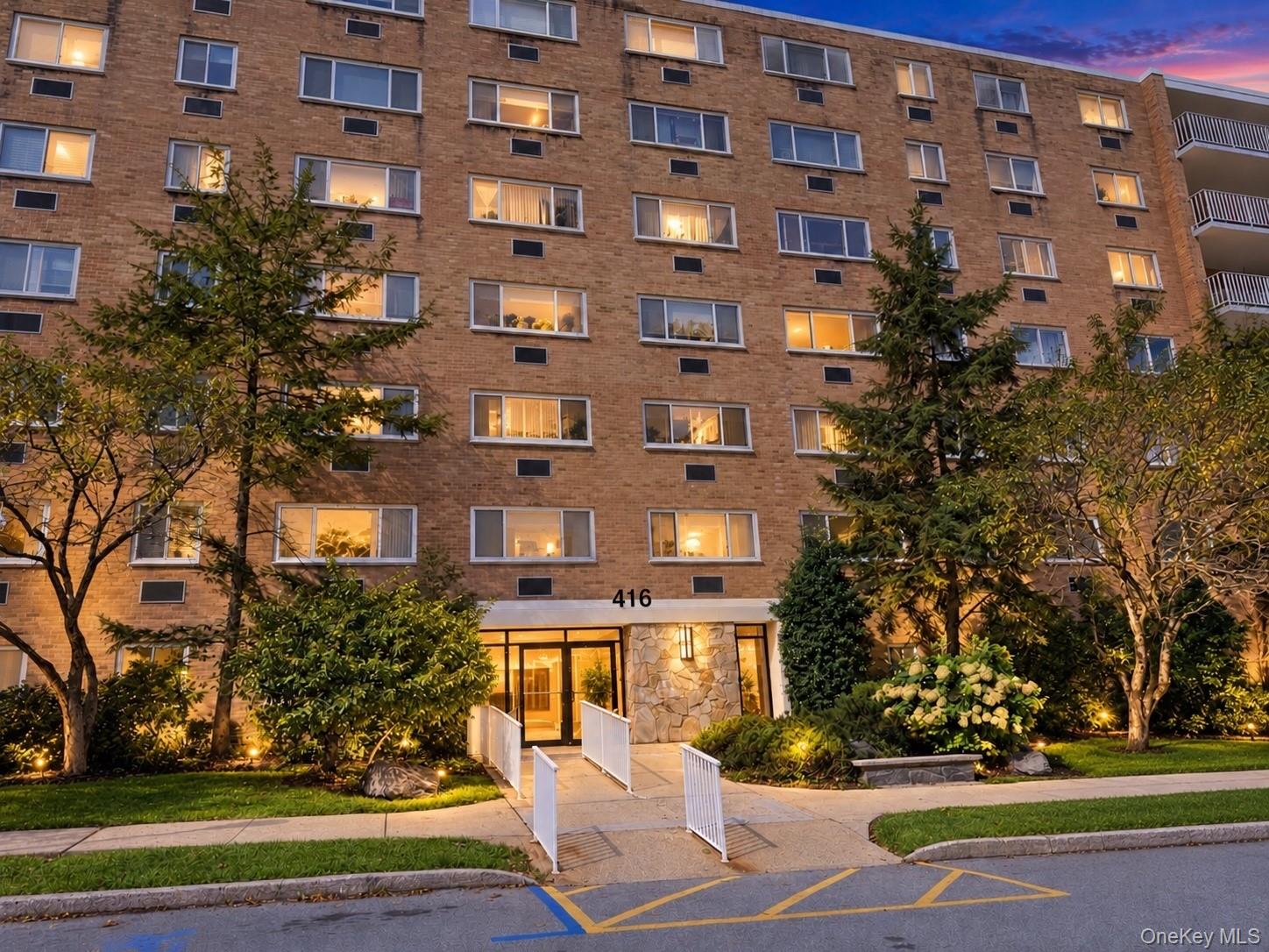 Welcome to Halston House Condominium! This is the largest 1-bedroom Ju...