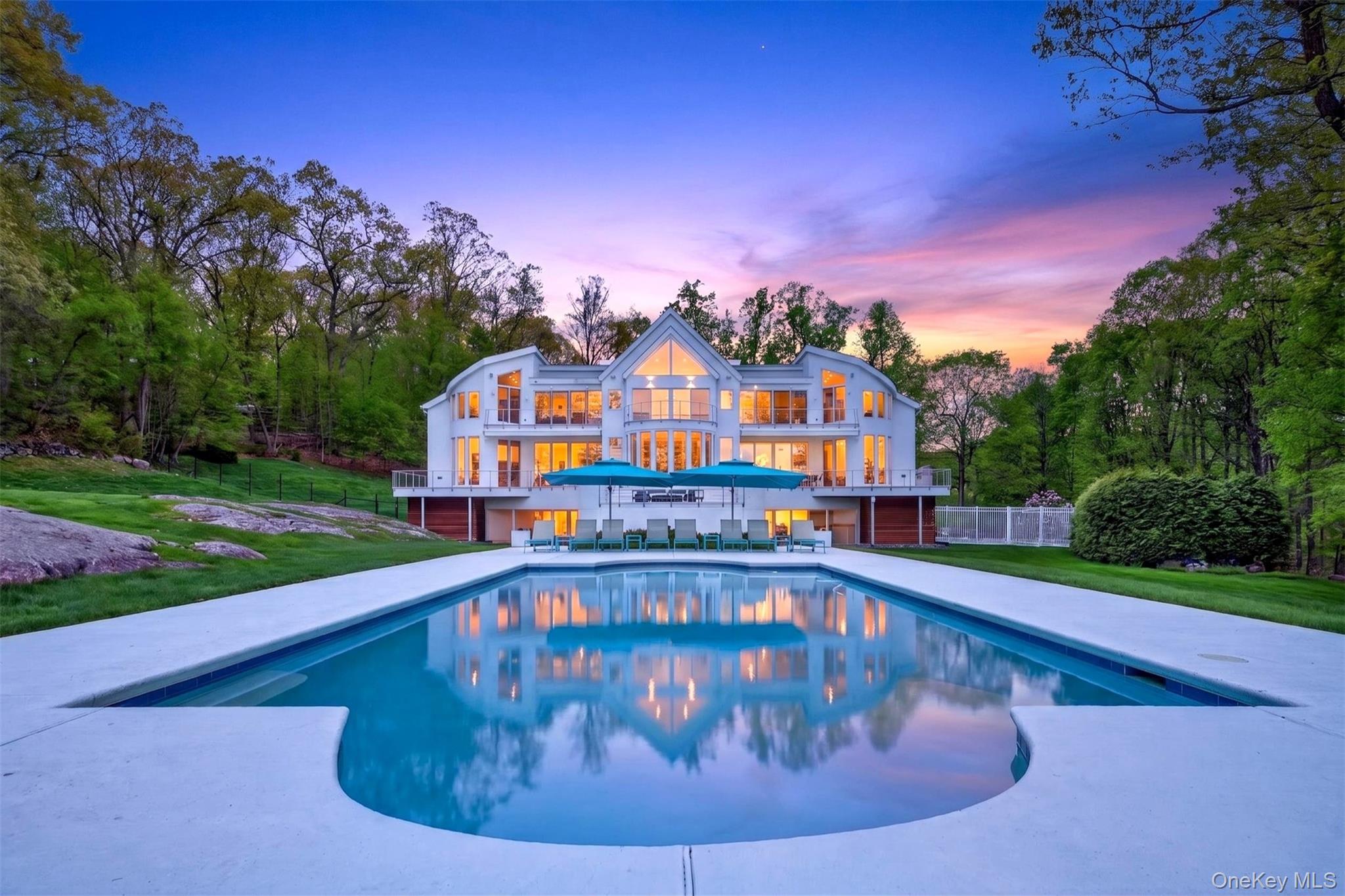 Beautifully sited high above the Hudson river, this architectural mast...