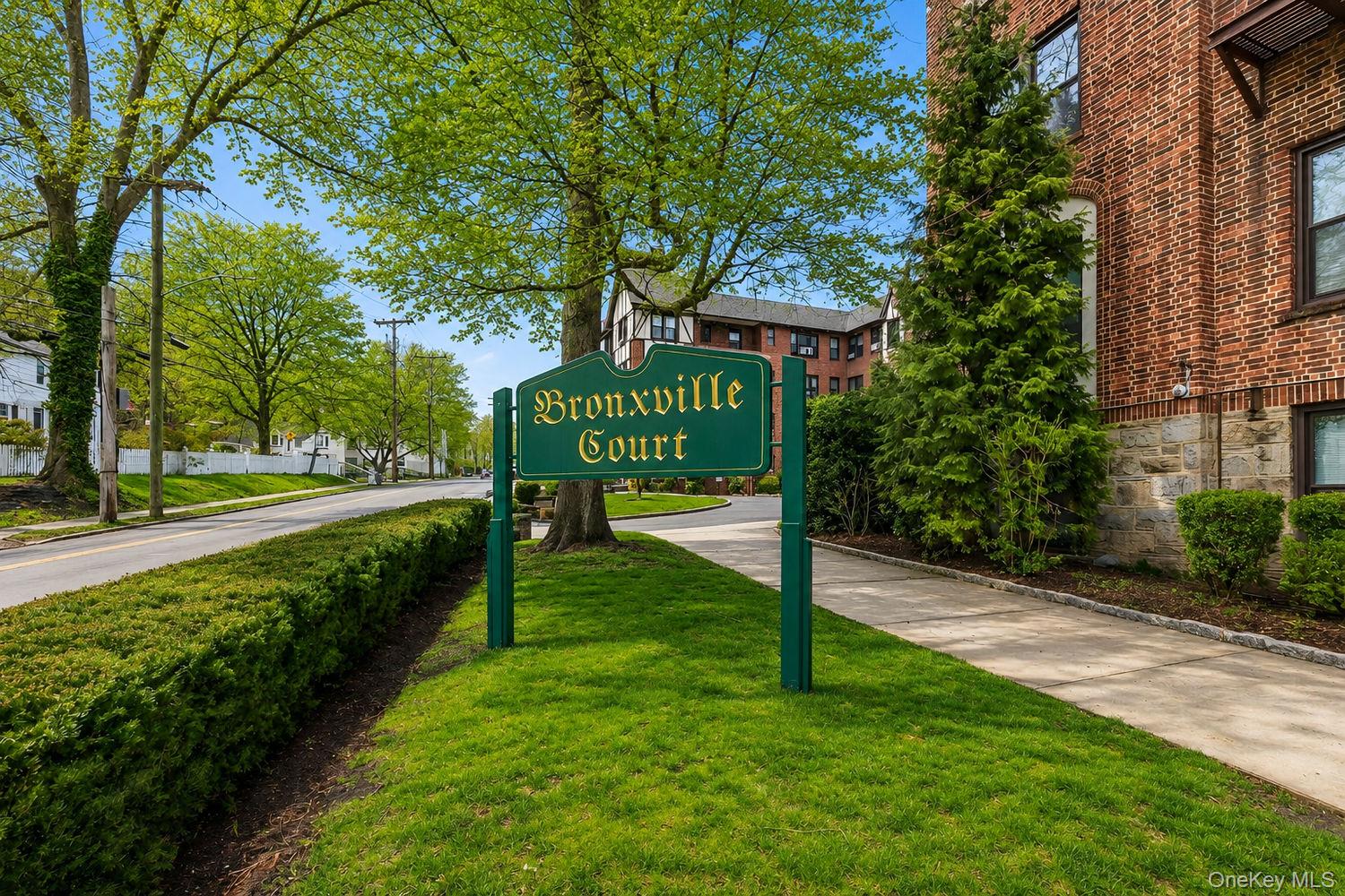 Sunny, stylish and exceptionally well-located.
Set in one of Bronxvill...