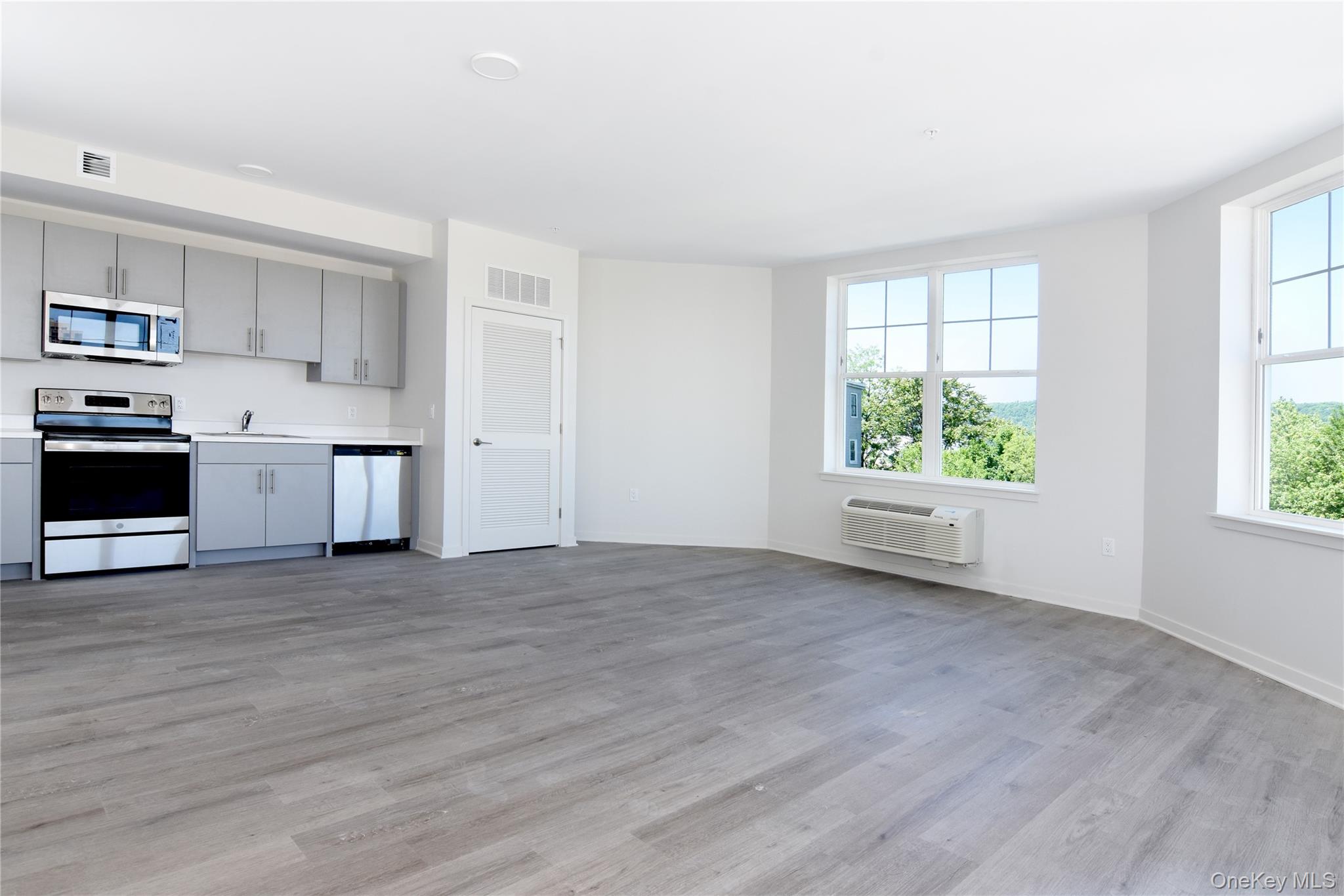 Designed for contemporary lifestyles, Regency on Hudson offers a warm...