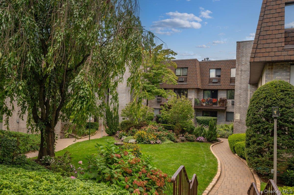 Fabulous 2nd floor unit in the lovely White Plains Commons facing the...