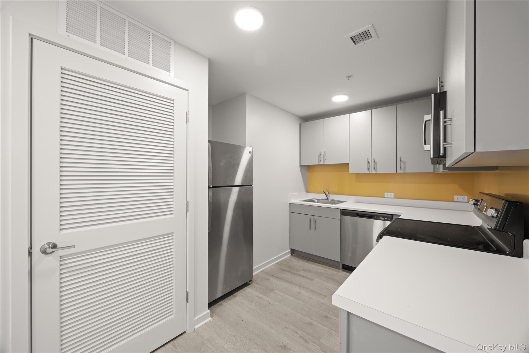 Designed for contemporary lifestyles, Regency on Hudson offers a warm...