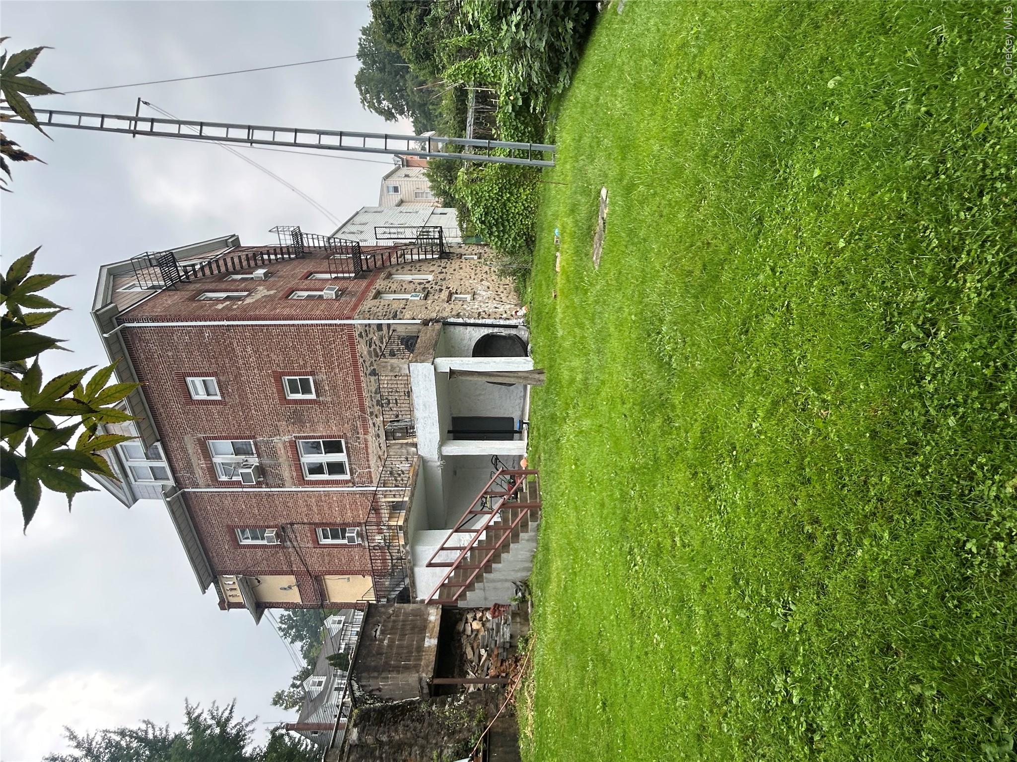 4 Family house fully rented in North Yonkers. Fully renovated within l...