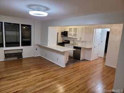 Large Bright & QUALITY / STUNNING Renovated OPEN Floor Plan!! Nicely A...