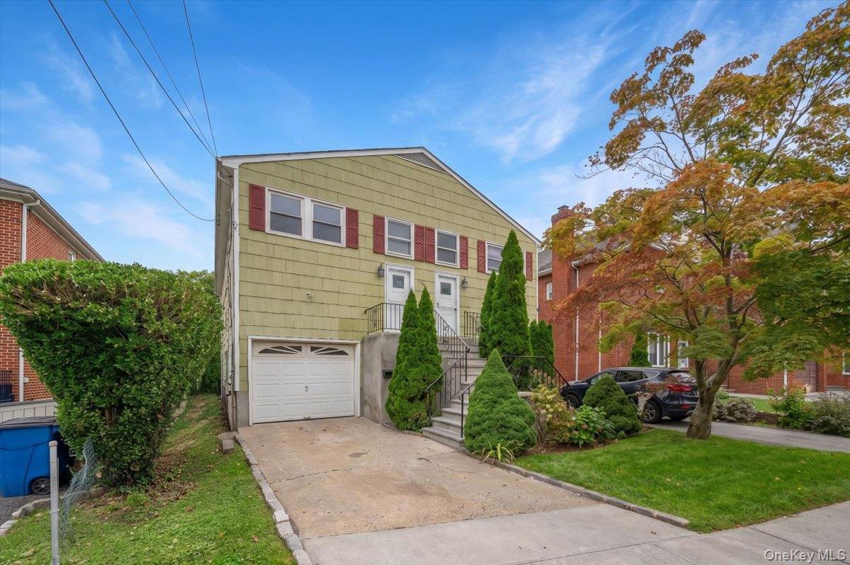 New to Market! Beautifully freshly painted 2-level, 3-bedroom, 1.5-bat...