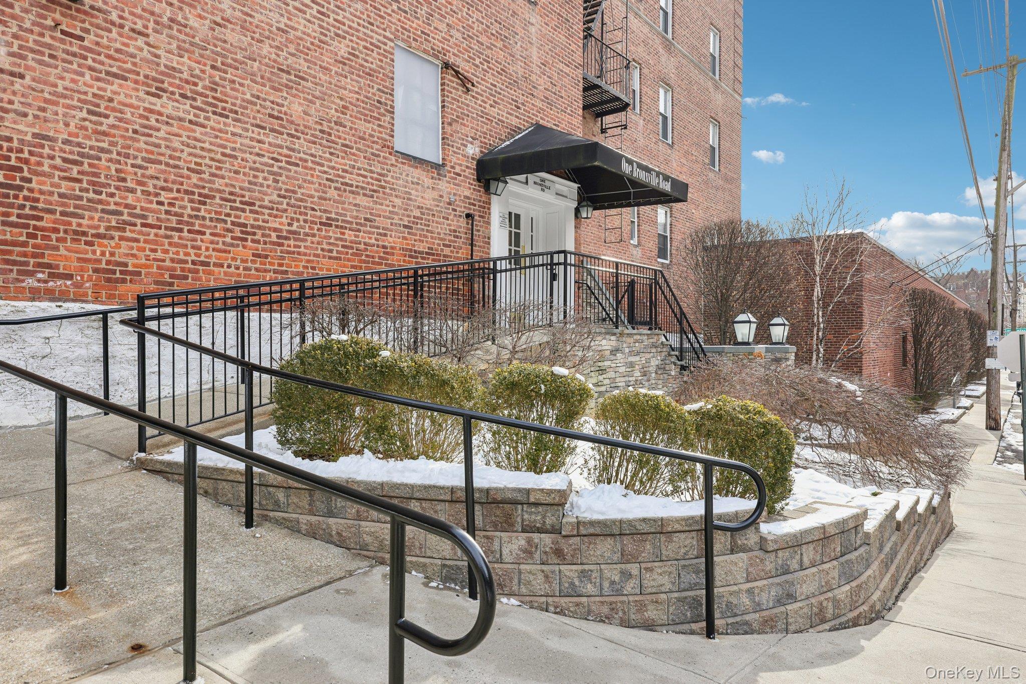 Well maintained Pre-War building, Located walking distance to Metro-No...