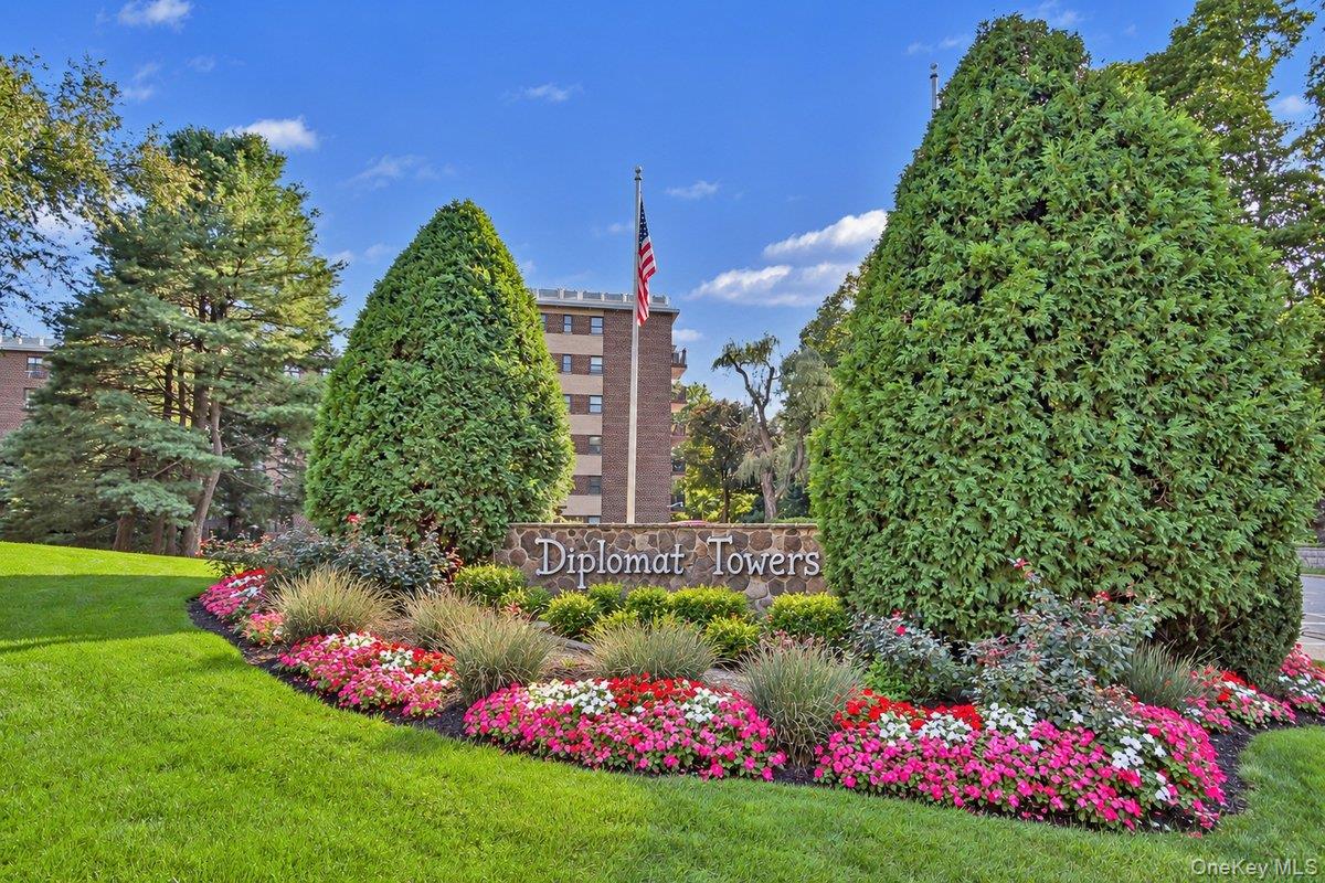 Move right into this beautifully updated 2-bedroom, 2-bath corner unit...