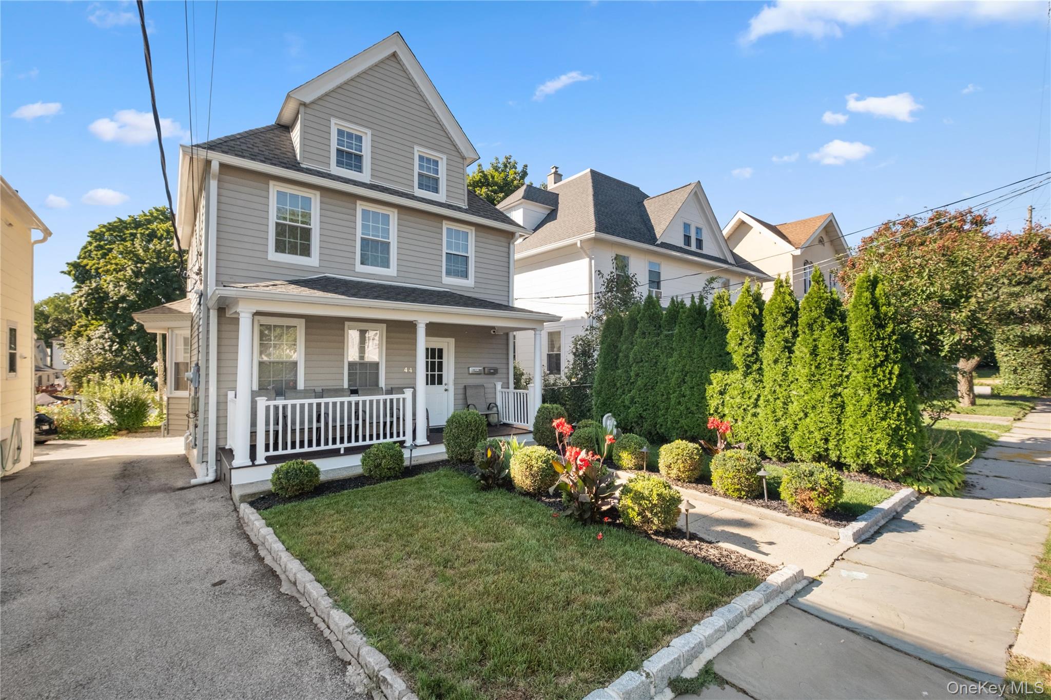 Beautiful 2-bedroom, 2 bath rental in pristine condition. Great neighb...