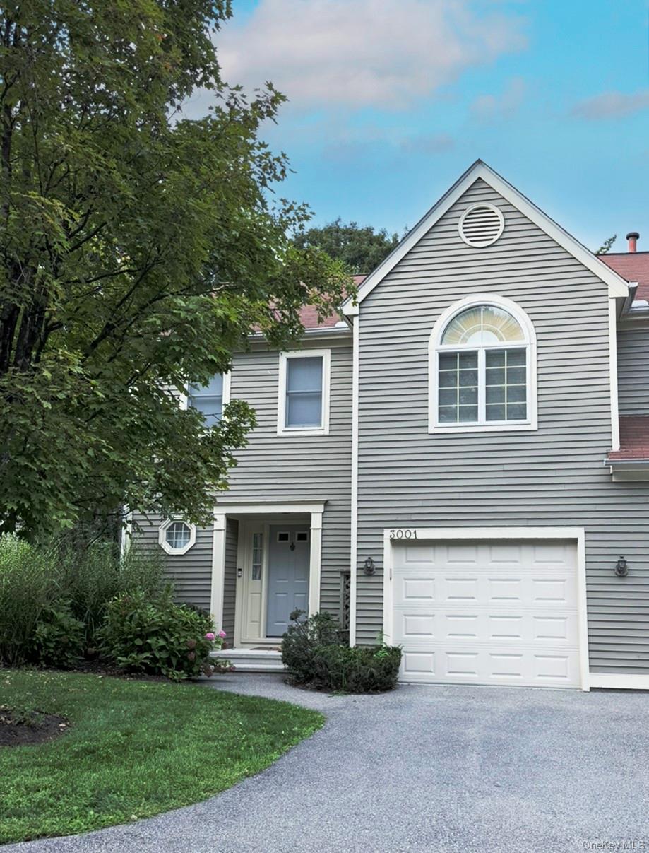 Great location in desirable Guard Hill Manor. End unit Canterbury mode...