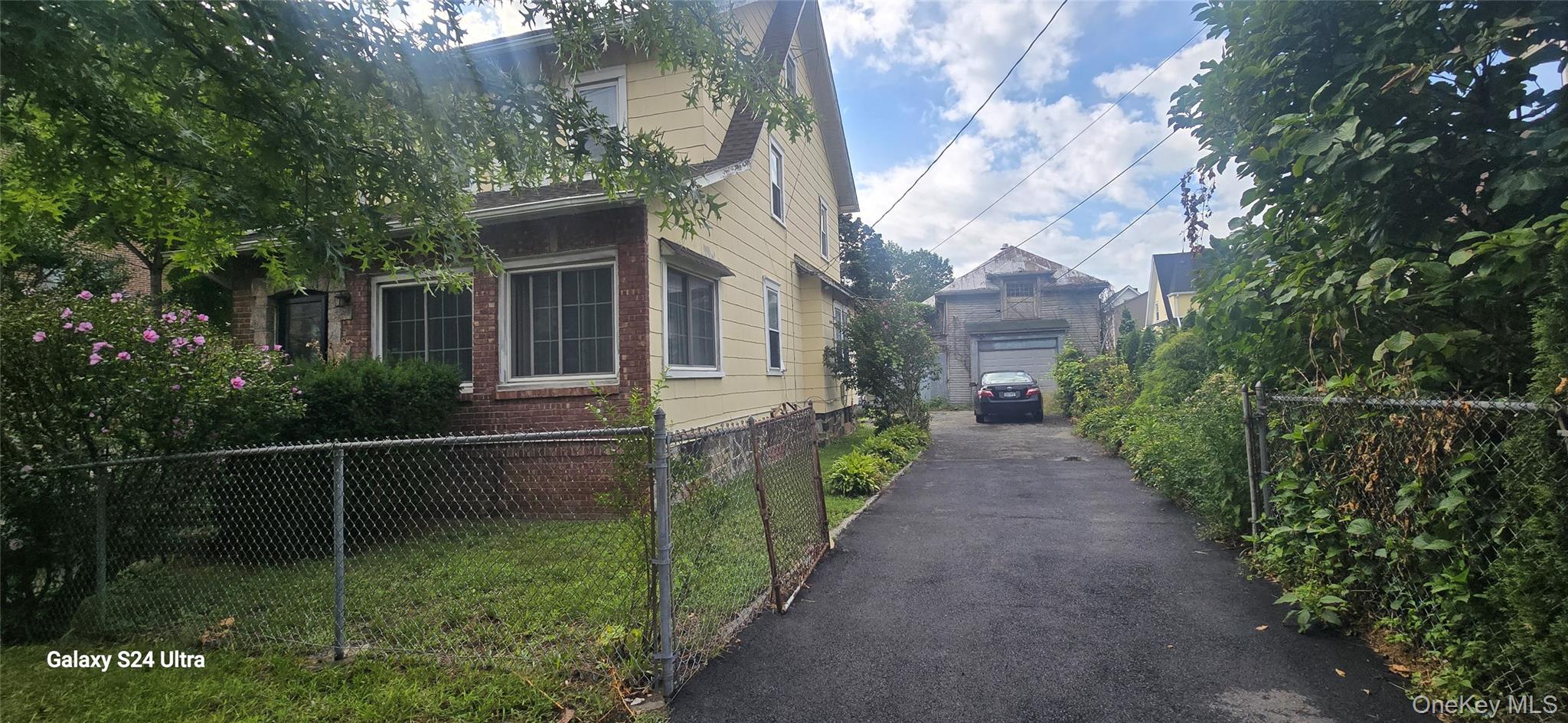 Welcome to 112 E. 4th St. Mount Vernon! charming Colonial single -fami...