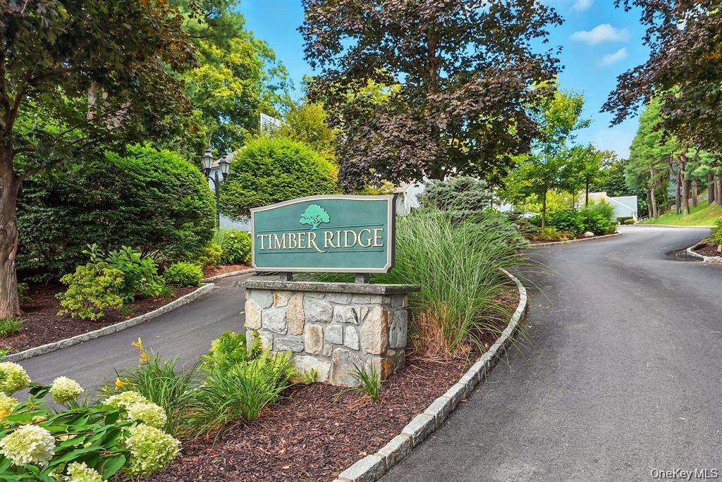 Move right into this beautiful townhome, perfectly situated in the hea...
