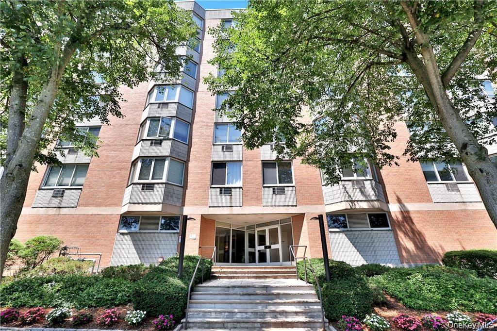 Welcome to the Regency! Conveniently located 1 bed, 1 bath condo with...