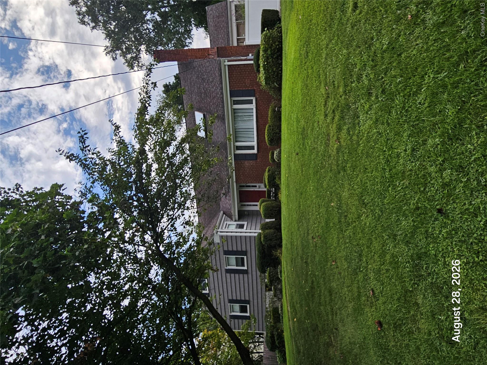 Welcome to this well maintained maintained rental in a great New Roche...