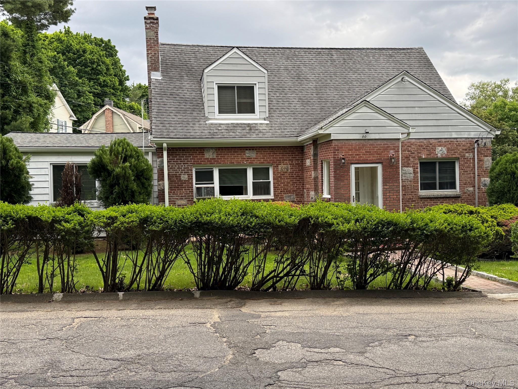 Nestled in the desirable Woodstock park neighborhood of Yonkers, this...