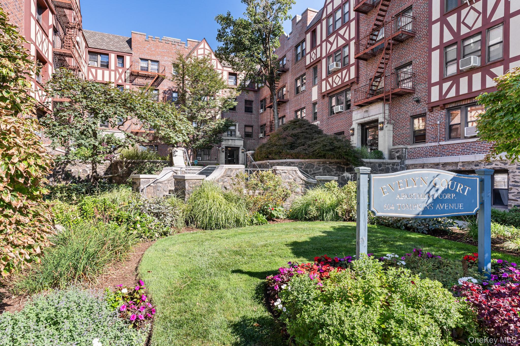 Welcome to this beautifully kept first floor unit in Evelyn Court. The...