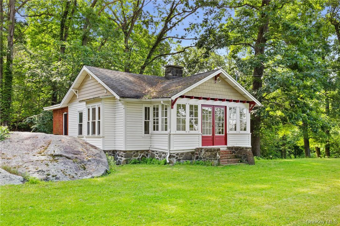 Charming 2BR Country Cottage!  Front porch, hardwood floors, fireplace...