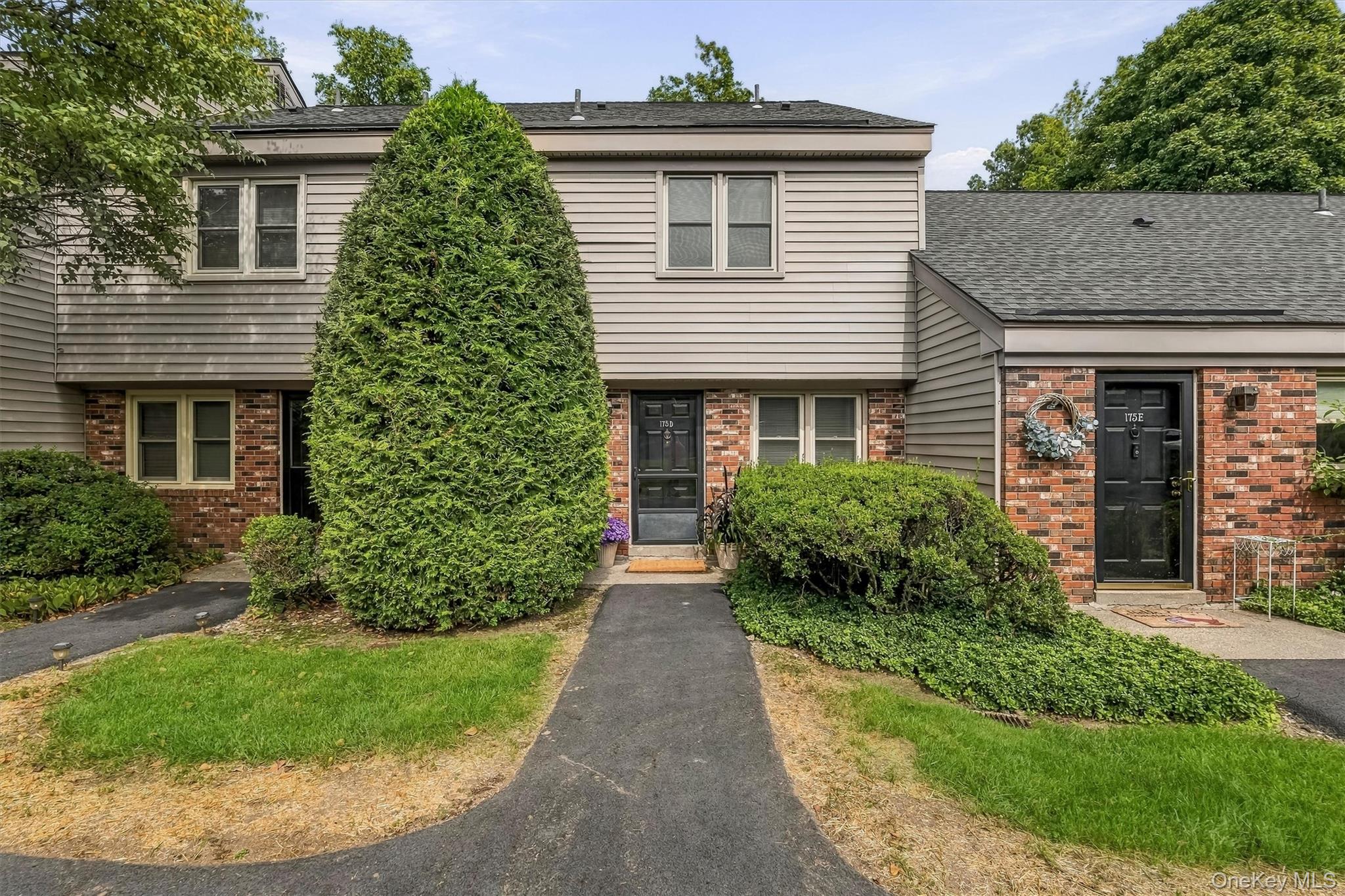 This is a rare opportunity to own this 2 bedroom 1.5 bath Lincoln mode...