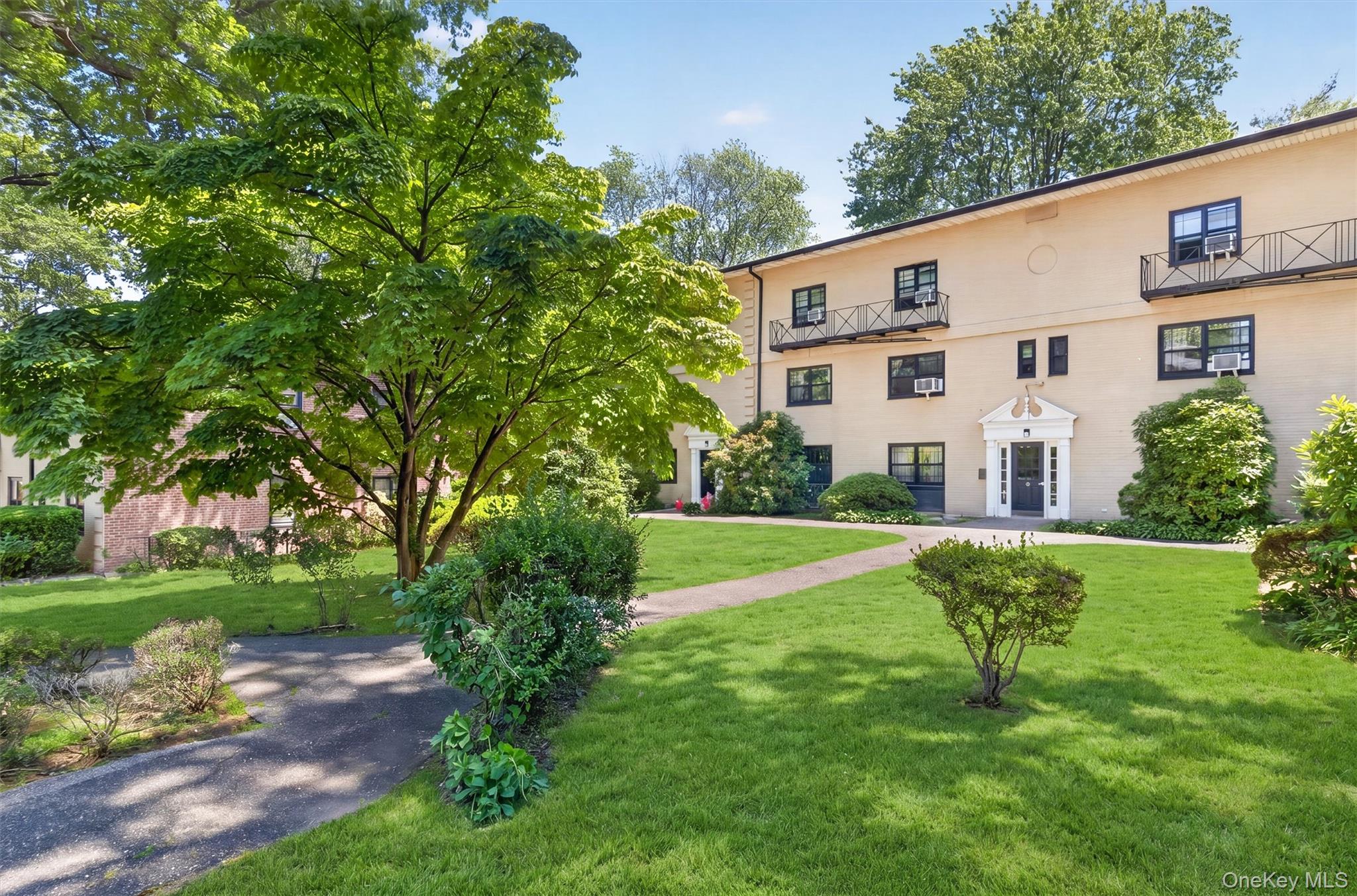 Have you ever dreamt of living lake/beachside?  Now is your chance as...
