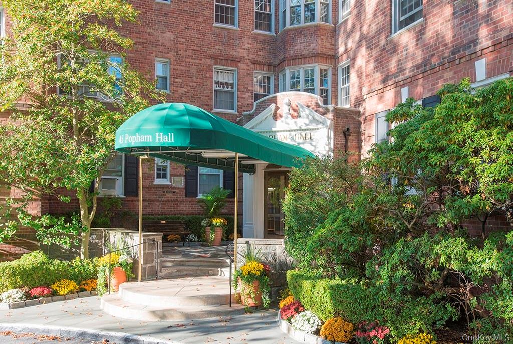 Gorgeous 1938 pre-war building in the heart of Scarsdale. Two-bedroom,...
