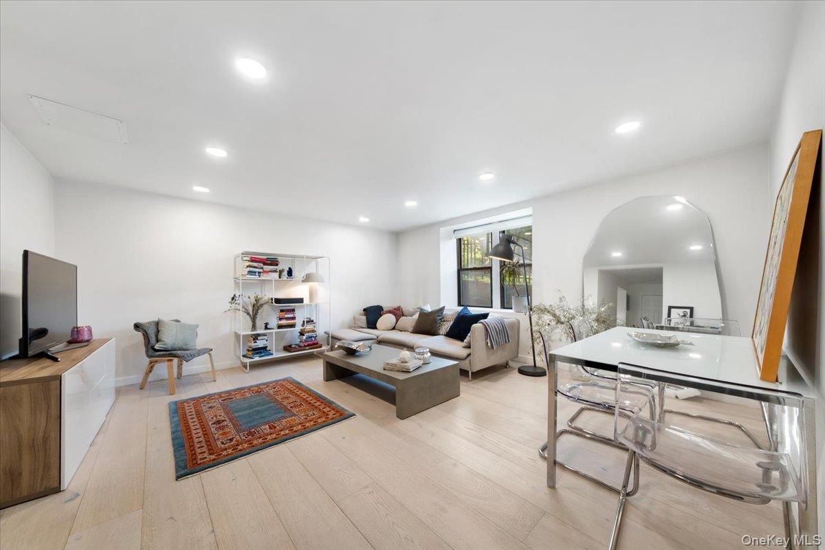 Renovated & Stylish 2-Bedroom Condo in the Heart of White Plains

Move...