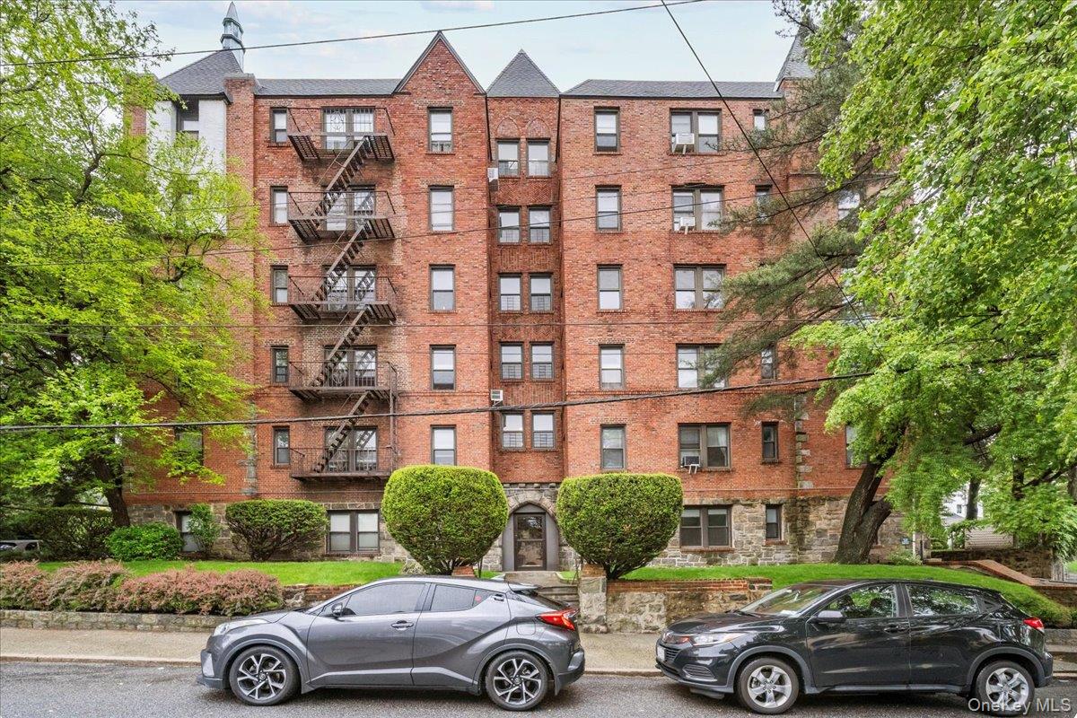 Updated One-Bedroom Apartment with Eat-In Kitchen – Your Dream Home Aw...